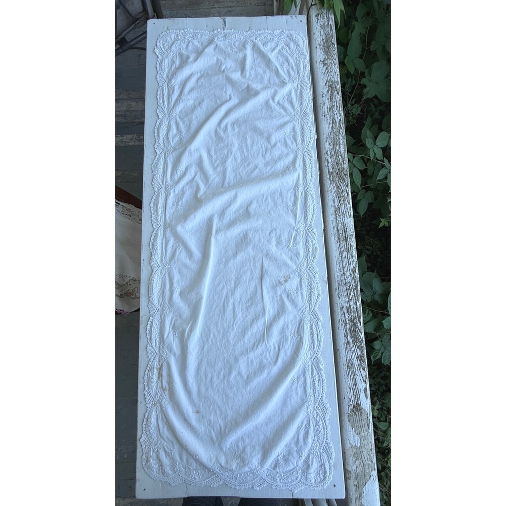 Vintage White Linen Table Runner Embroidered Lace Crochet Edge 45x16